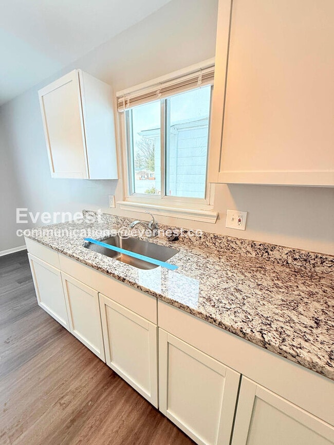 Building Photo - 3 Bed/1 Bath Home with Fenced Yard / Pet-Friendly / Vouchers Accepted / Available Now!