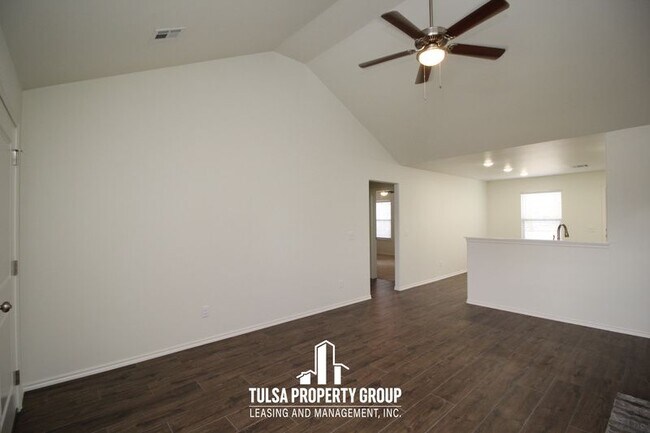 Building Photo - 519 W Chestnut St. Coweta OK 74429