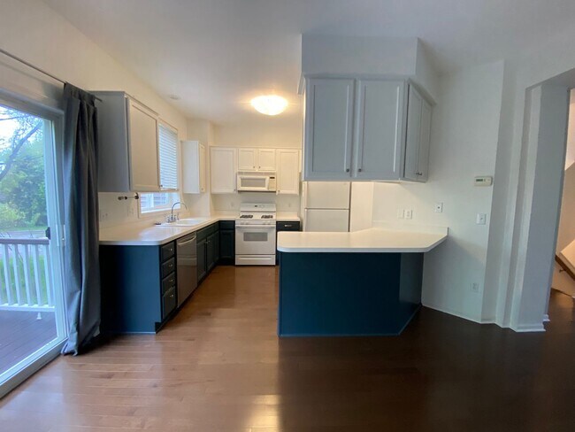Foto del edificio - Beautiful Two Bedroom Townhome in Plymouth for $2,299.00/month!