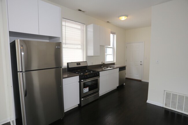 Foto del edificio - 2438 N Ashland Ave