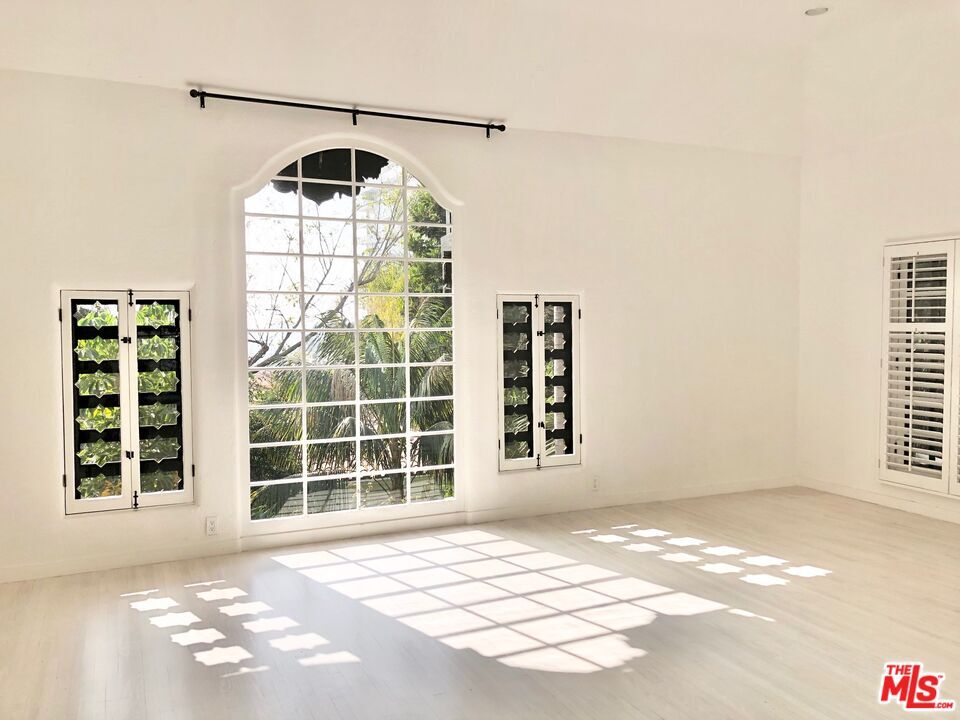 Foto principal - 1220-1220 N La Cienega Blvd