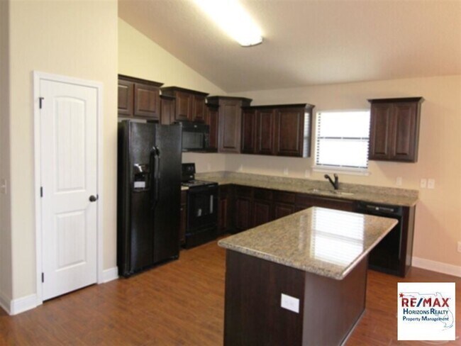 Foto del edificio - Fabulous move in ready home! Now offing half off 1st months rent!!