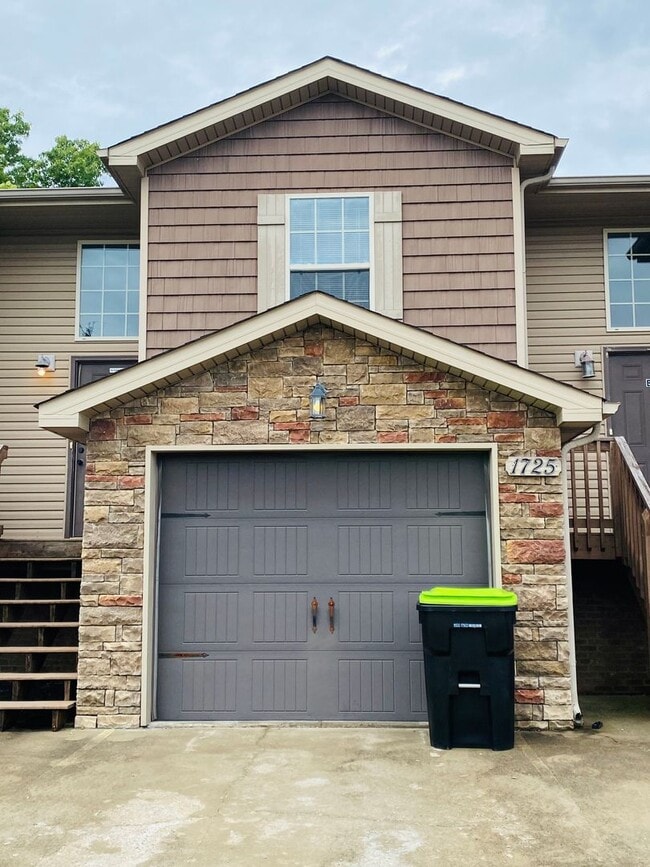 Building Photo - 1725 Thistlewood Dr