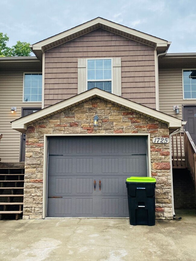 Building Photo - Townhome for Rent with Garage!