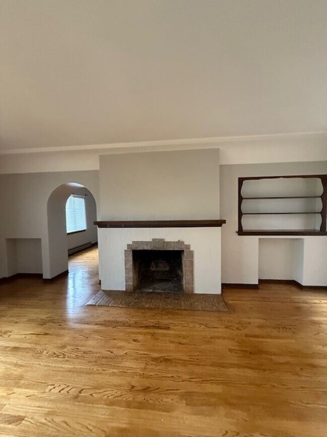 Foto del edificio - Cliff Dr. Apartment - Spacious with Hardwo...