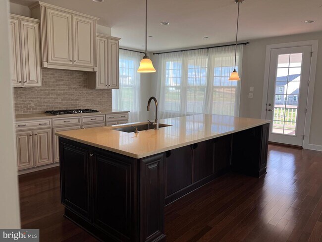 Building Photo - 8227 S Maple Lawn Blvd