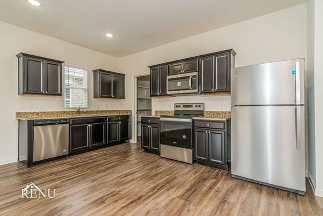 Building Photo - 536 London Dr