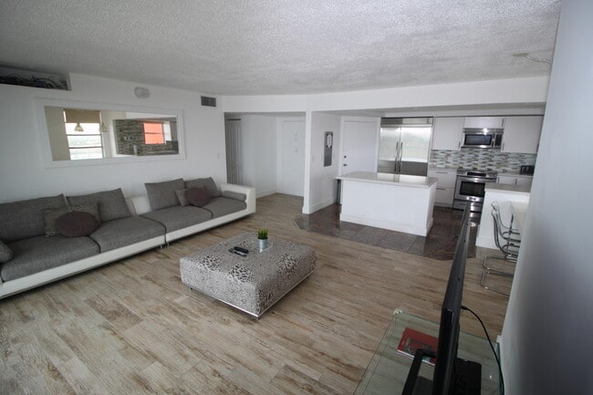 Building Photo - 1351 NE Miami Gardens Dr