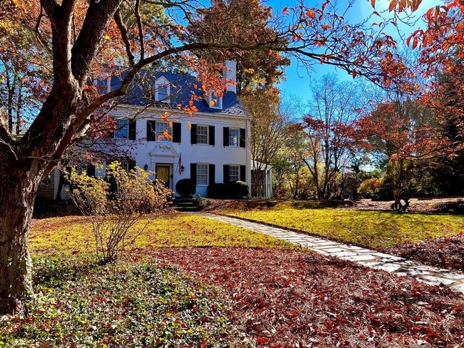 Foto del edificio - The Yellow Door on Marshall Avenue