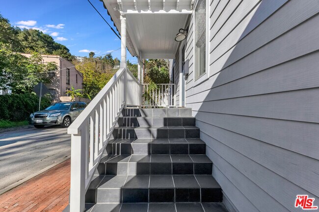 Foto del edificio - 6117 Glen Holly St