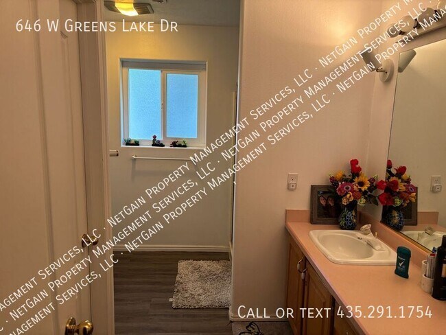 Foto del edificio - 646 W Greens Lake Dr