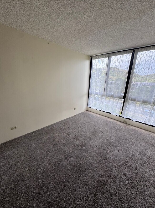 Foto del edificio - 2 Bed, 2 Bath with reserved, covered parking. Washer/Dryer in unit -Country Club Plaza in Salt Lake