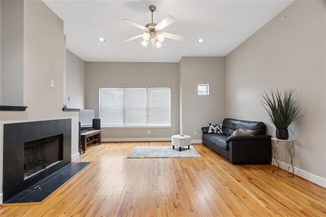 Foto del edificio - 8686 Meadowcroft Dr