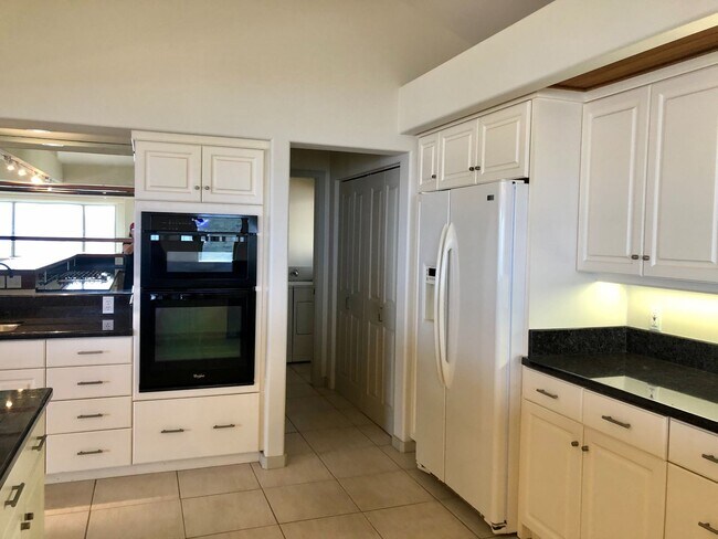 Foto del edificio - 3/2.5/2 Home - Located in the Beautiful Gated Community at Kahalakua- Endless Views!