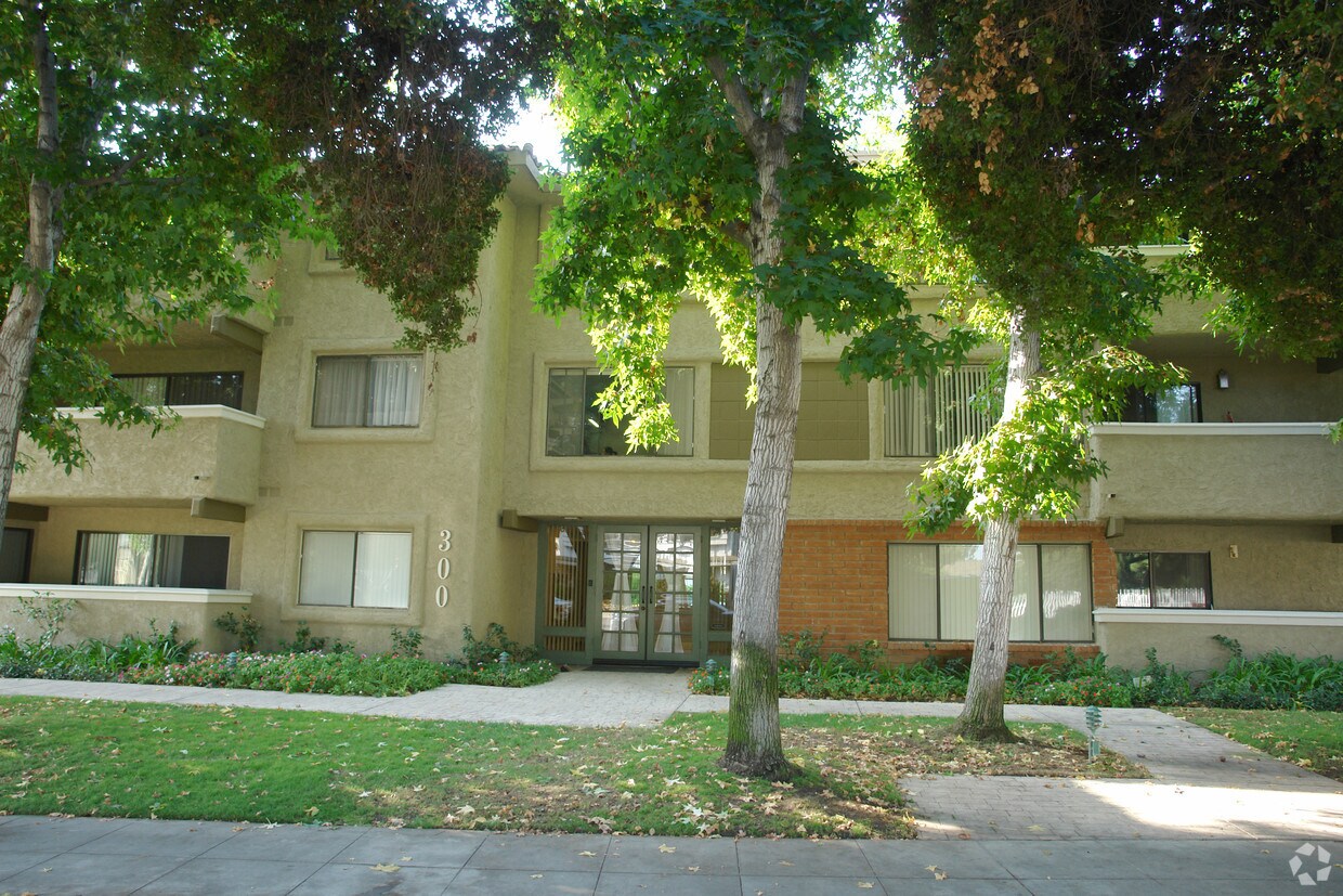 Primary Photo - 298-300 E Live Oak St