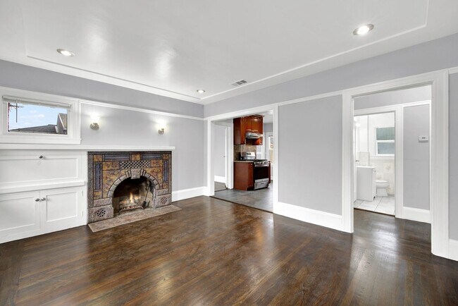 Building Photo - 2 Bedroom 1 Bath House in Oakland -- Avail...