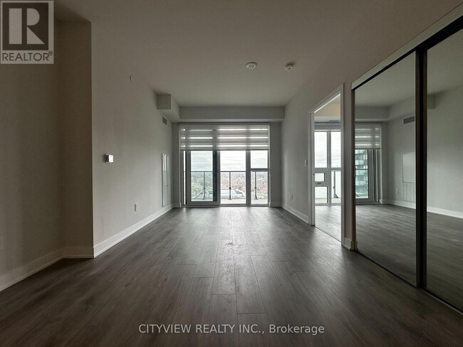 Photo du bâtiment - 430-430 Square One Dr