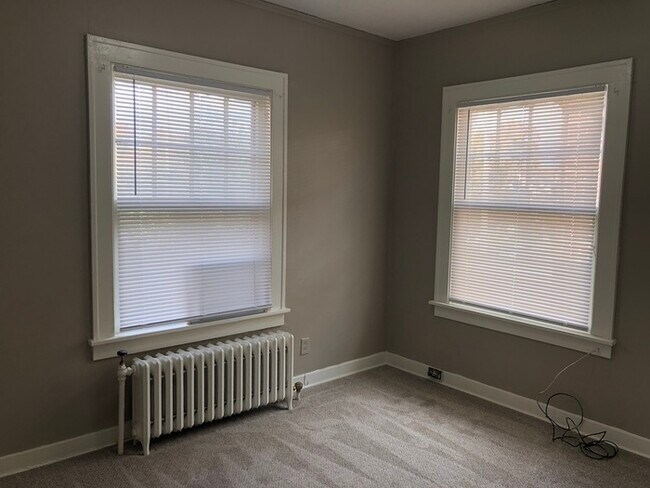 Building Photo - Adorable 3 Bedroom Heritage Hill Unit