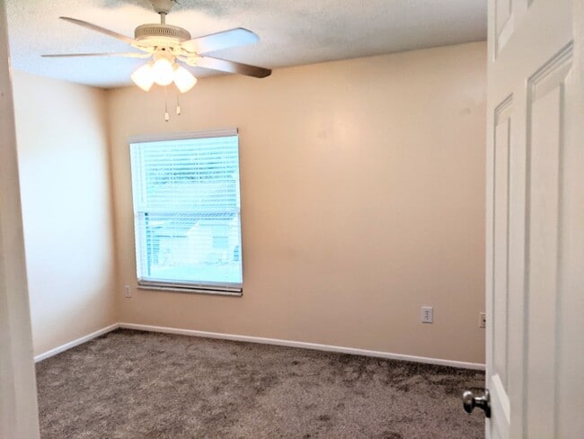 Building Photo - Well kept 2 bed/2.5 baths Townhome in the ...