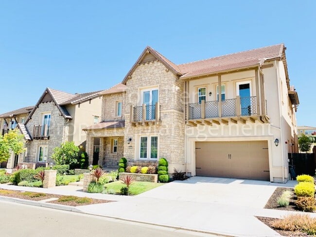 Building Photo - Stunning 5 Bd/5.5 Ba, 4825 sf single-famil...