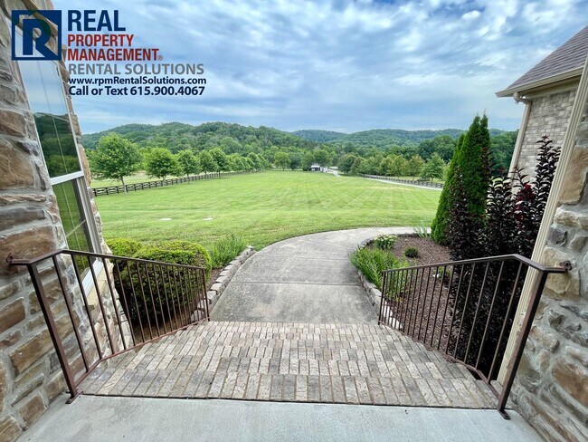 Building Photo - Stunning executive home on 6 acres in Thom...