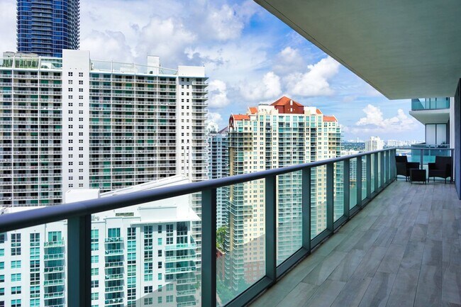 Foto del edificio - 1300 Brickell Bay Dr