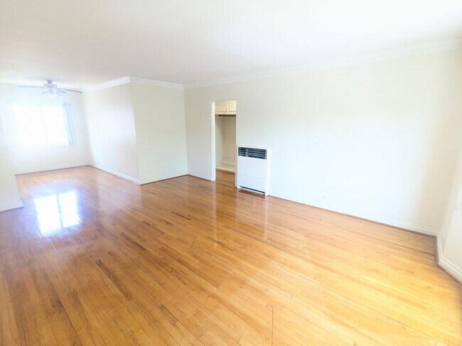 Foto del edificio - 5671 S San Vicente Blvd