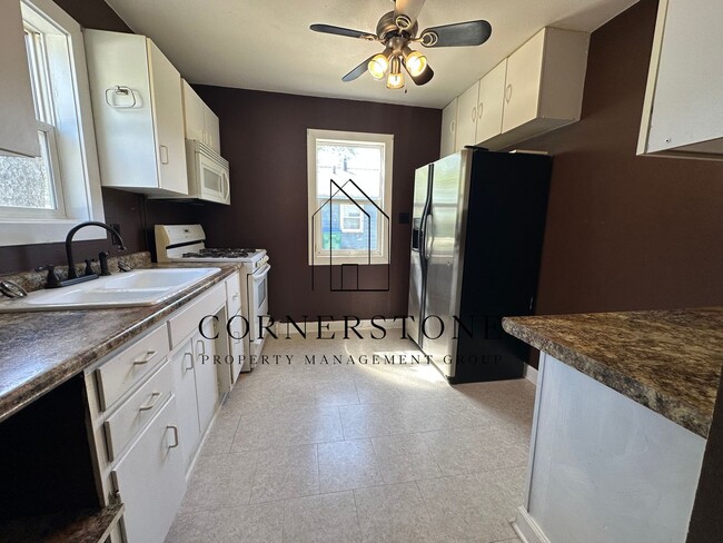 Building Photo - 2 Bedroom House in Webster City $775