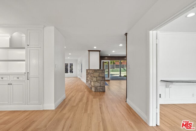 Building Photo - 717 Alta Dr