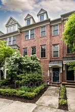 Building Photo - 2505 S Kenmore Ct