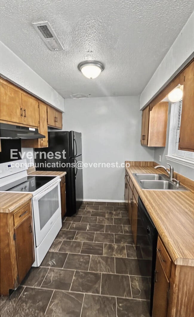 Foto del edificio - 3309 Pinewood Terrace