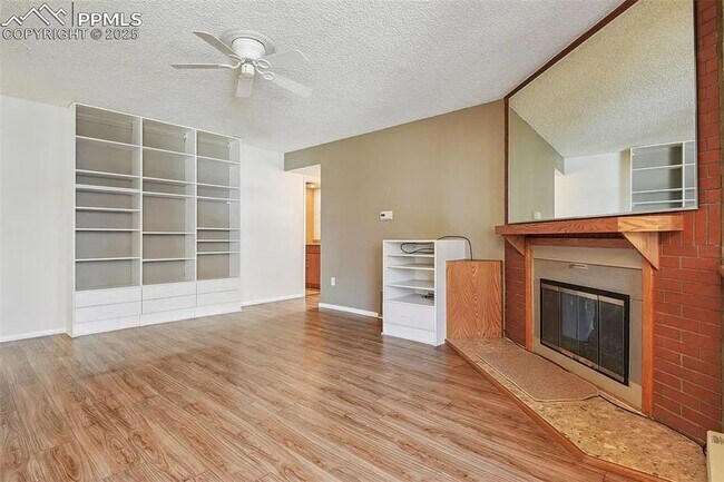 Building Photo - CHARMING 2BD/2BA CAP HILL Condo! Garage Pa...