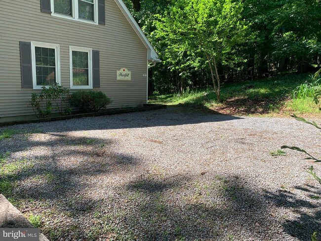 Building Photo - 132 Pinecrest Ln