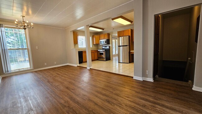 Foto del edificio - Spacious 5-Bedroom Ranch with Finished Basement & Oversized Garage!