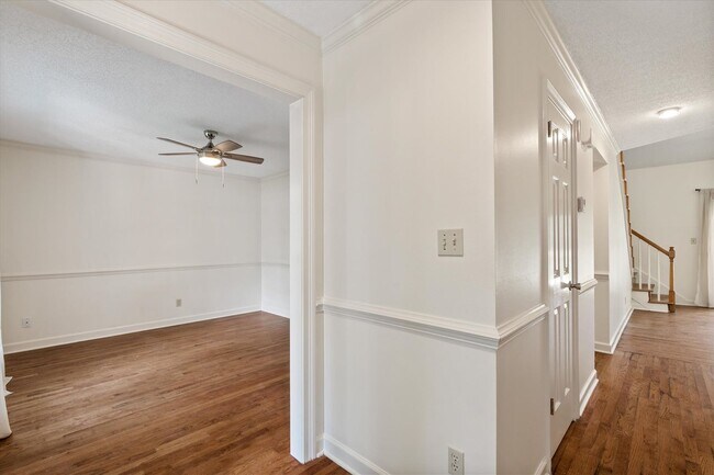 Foto del edificio - UPCOMING LISTING IN LAKE FOREST SUBDIVISION