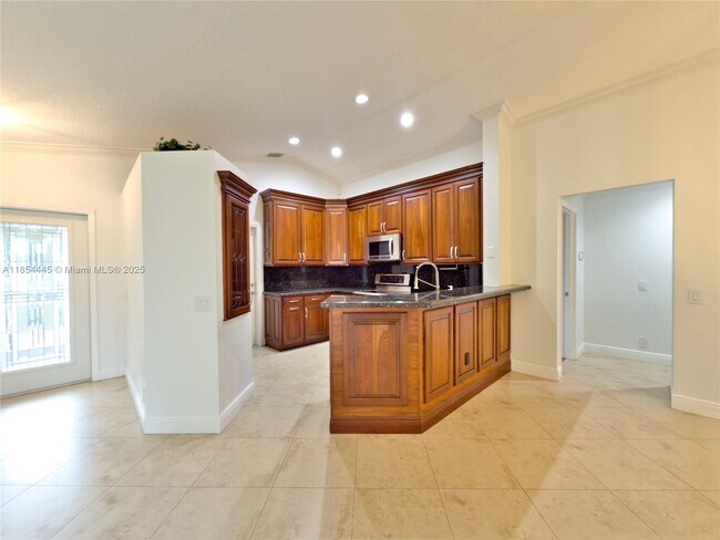 Building Photo - 1583 Presidio Dr