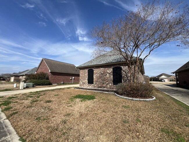 Building Photo - Location! 3 bedroom, 2 bath home in covete...