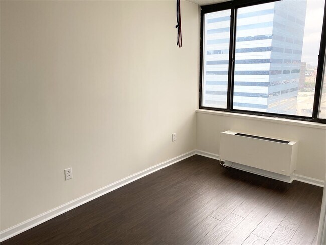 Building Photo - 45 River Dr S