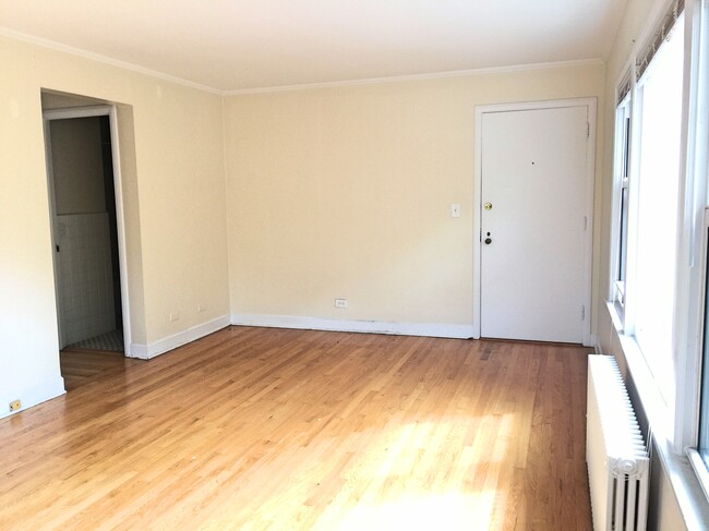 Building Photo - First Floor 1 Bedroom in Superb Evanston L...