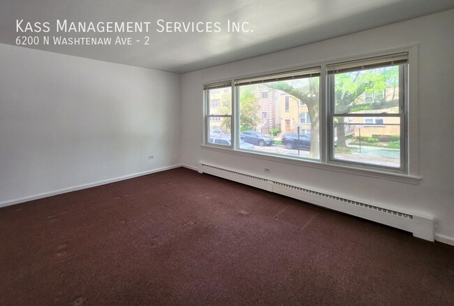 Building Photo - Spacious 3 bedroom flat in West Ridge with...