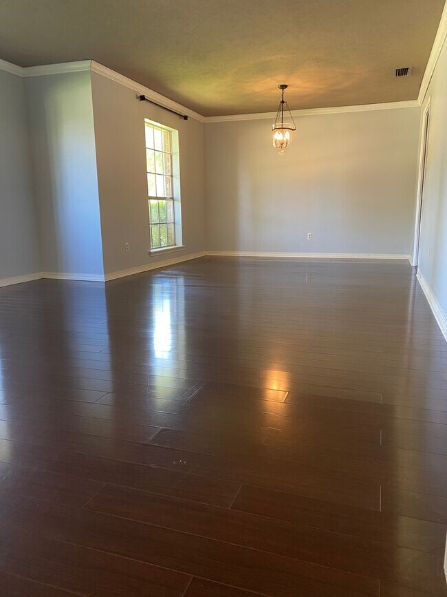 Building Photo - 601 Rock Hollow Dr