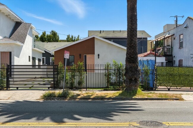 Building Photo - 1170 N Wilton Pl