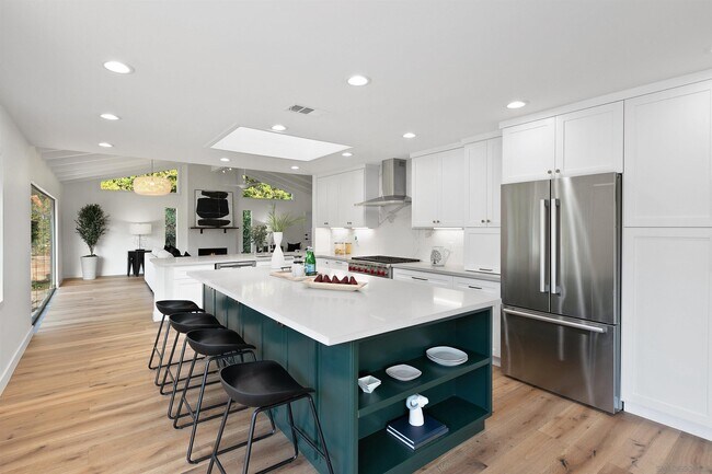 Foto del edificio - 8885 Robinhood Ln