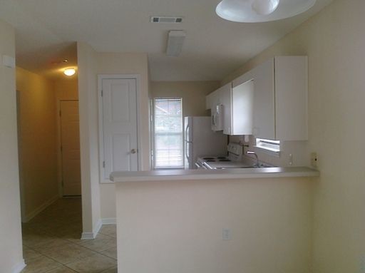 Building Photo - Charming 2 Bedroom Cottage