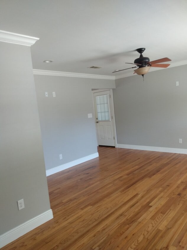 Foto principal - 2121 Lansing Dr