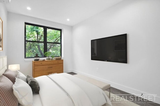 Foto del edificio - Grand Spacious 2 Bed in Prime Crown Heights
