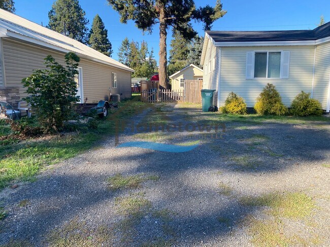 Building Photo - Studio Style Cottage w/Fenced Yard