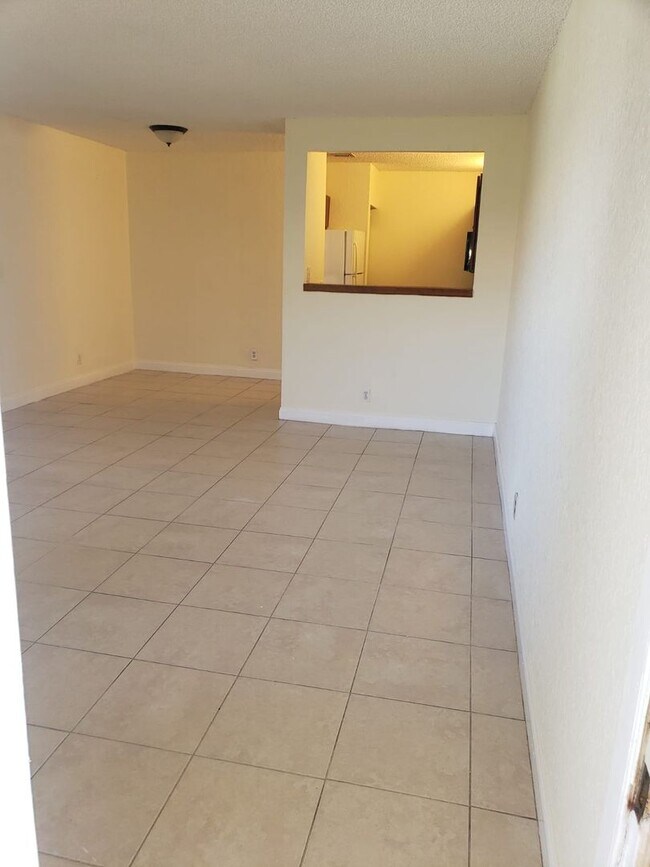 Foto del edificio - 2-bedroom apartment in Coral Springs