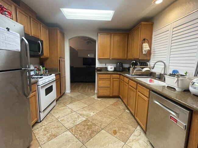 Building Photo - Fantastic East Davis 3 bedroom available for summer move in!