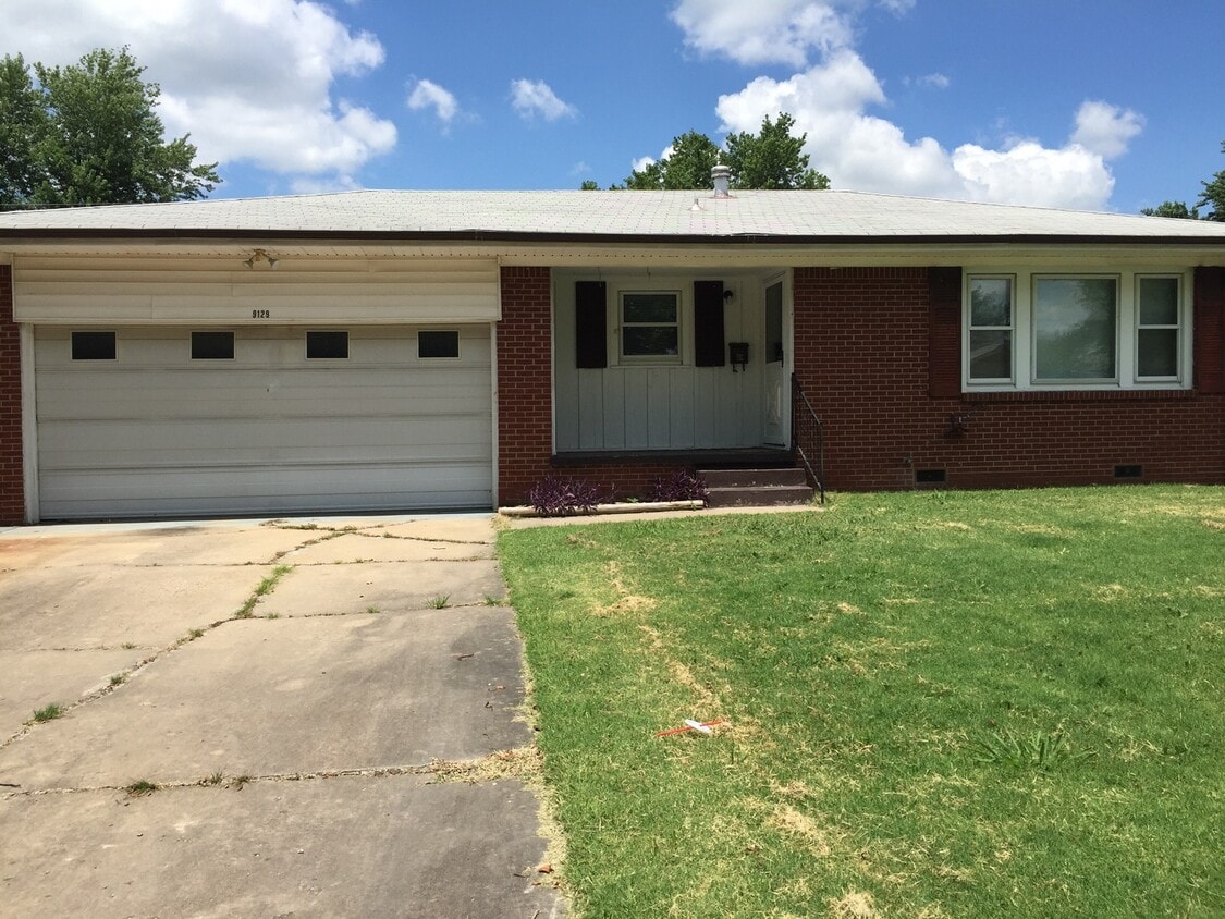 Primary Photo - Cozy 3 BR 1.5 Bath